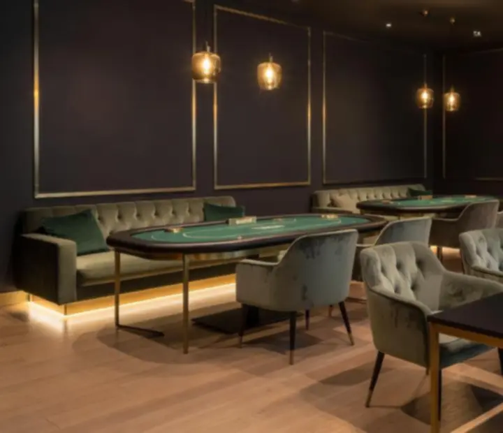 Wnętrze eleganckiej restauracji przygotowanej na wieczór pokerowy