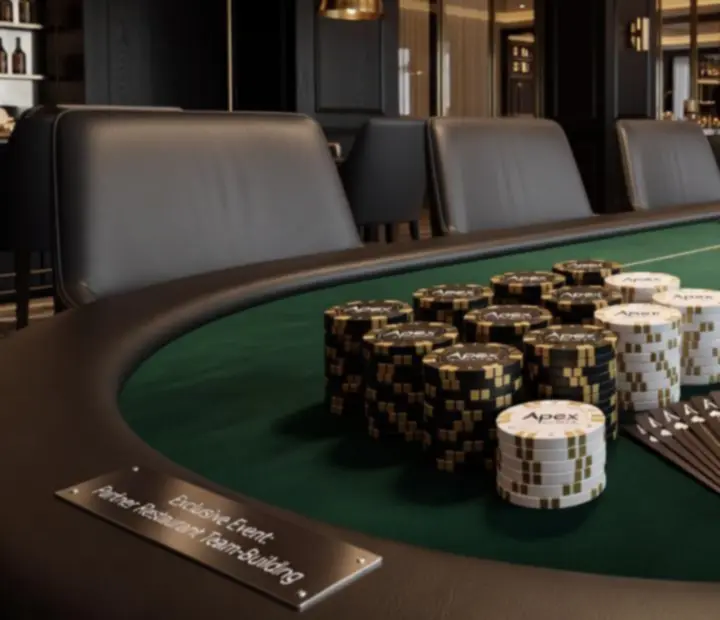 Stół w restauracji przygotowany na elegancki pokerowy wieczór dla firm